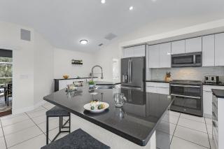 Heated Pool, Hot Tub, Grill, Lanai Dining & More - Villa Simply Blessed - Roelens - Cape Coral - 2
