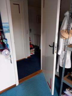 Een persoonskamer, eventueel twee met stapelbed, gezamenlijk gebruik van badkamer en toilet - Thorn - 6