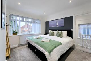 3BR 1BA Liverpool Home Sleeps 8 w DrivewayParking - Roby - 3