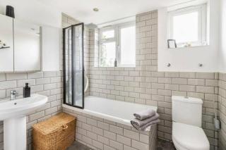 Bright & Stylish 4-Bed Home in the Heart of Morden - Morden - 3