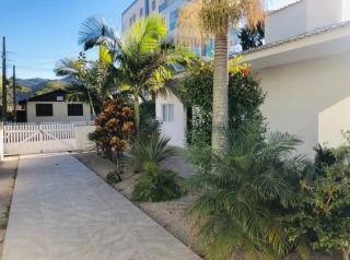 Casa de três dormitórios com piscina, 30 mt da praia - 8