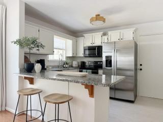 Charming Cottage for Family and Dogs near Beach & City - 8