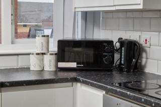 3 Beds - Professionals - Families - Relocations - FREE Parking & WiFi - 2