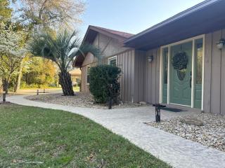 Spacious Family Home w Pool and Game-room Near Downtown and Beach - Savannah - 2