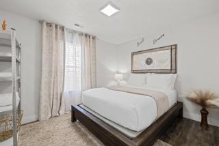 Chic & Cozy Room, Unique Design, Shared Amenities Near CofI and Lake Lowell - 6