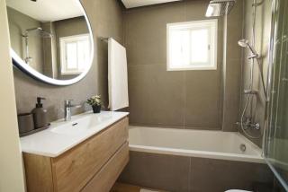 Stylish Newly Renovated Flat, 250 Meters from the Beach, Central Location with Free Parking - 7