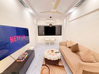 Elite Suite 1 - 65'TV, Netflix&Chill, Luxury 2BHK - Mumbai - 4