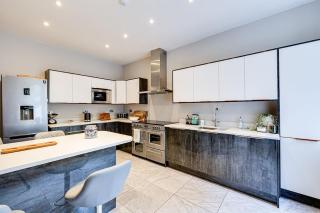 Delightful holiday home with sea views and Hot Tub - 4