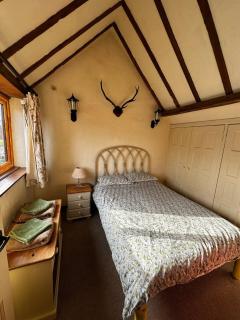 Detached Cottage, Driveway, WiFi, Smart TV - Ashow - 9