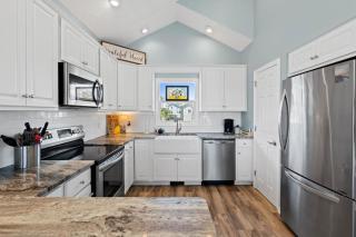 4 BD 3 BA Cottage on Ocean Isle Beach with Water View & Community Pool! - Ocean Isle Beach - 1