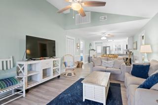 Remodeled Beach Happy 4 Bedroom 2 Bathroom for 9 Guests! - 5