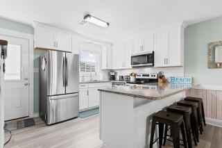 Remodeled Beach Happy 4 Bedroom 2 Bathroom for 9 Guests! - 1