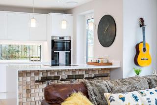 Stylish new home with parking - king beds garden - 8