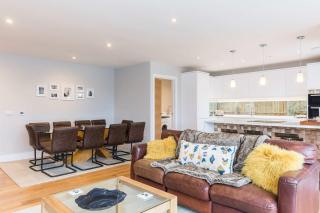 Stylish new home with parking - king beds garden - 2