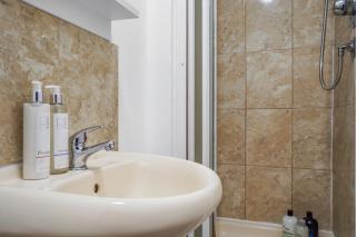 Station & Shops 3min walk I Heathrow 15 mins I x2 Ensuites I Parking x2 - 6