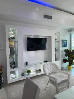 Amazing 2 Bedroom Beach Apartment for 6 - 9