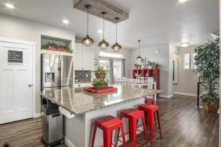 Beautiful 3 Bedroom Private home with easy access - 6
