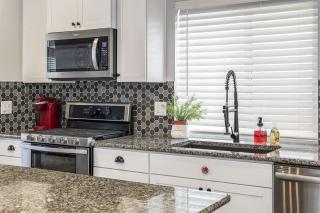 Beautiful 3 Bedroom Private home with easy access - 4