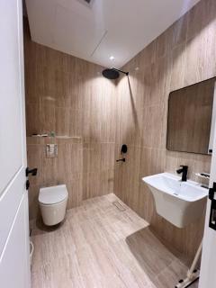 Spacious 3 bedroom - private parking - Riyad - 5