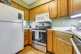 Less Than 1 Mi to Mt Snow Charming Condo with Fireplace - Dover - 4