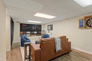 5 Mins to UND - Cozy 4BD with BBQ & Pool Table - 7