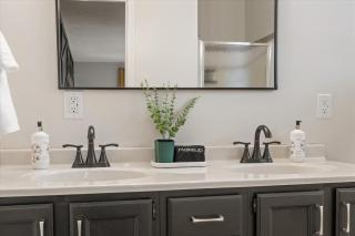 5 Mins to UND - Cozy 4BD with BBQ & Pool Table - 4