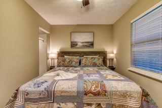 Serene Chalet w Hot Tub, Games, Wi-Fi, Pets OK - Pigeon Forge - 7