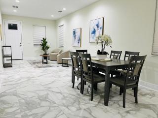 Spacious Modern 5-Bedroom House, Close to Downtown Tampa - Tampa - 2