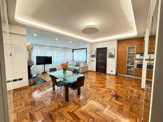 LUXURY AV - 0