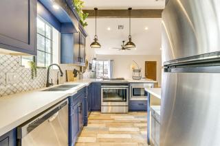 1 Mi to Grand Ave Modern Home with Spacious Yard! - Phoenix - 3