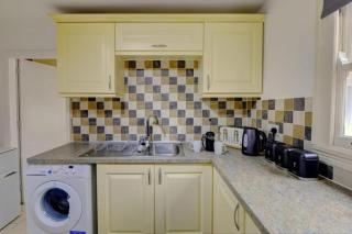 2 Bed Flat - Sleeps 5 - Pets - Parking - Wifi - 2