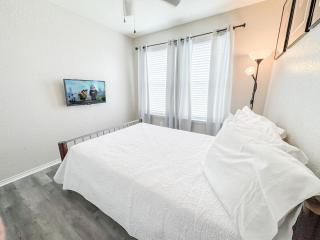Spacious 4br 2half 5bh Family Fun Huge Yard - San Antonio - 1