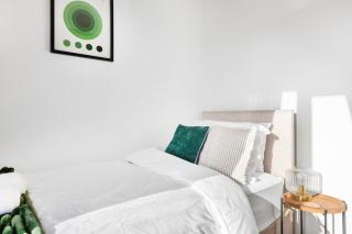 Stylish 3 Bedroom Home - Spacious - Beautifully Presented - Flex Check-in - Free Parking - 2