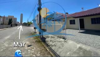 Casa aconchegante, com churrasqueira, garagem e apenas 1 quadra e meia do mar - Balneário Piçarras - 1
