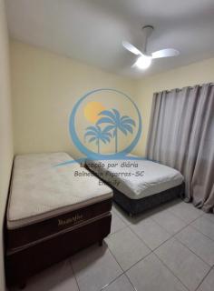 Casa aconchegante, com churrasqueira, garagem e apenas 1 quadra e meia do mar - Balneário Piçarras - 2
