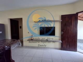 Casa aconchegante, com churrasqueira, garagem e apenas 1 quadra e meia do mar - Balneário Piçarras - 8