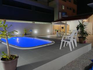 Casa de três dormitórios com piscina, 30 mt da praia - 5