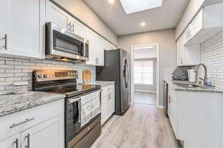 3 Mi to Venice Beach Pet-Friendly Home with Yard - 9