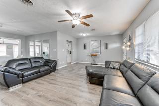 3 Mi to Venice Beach Pet-Friendly Home with Yard - 6