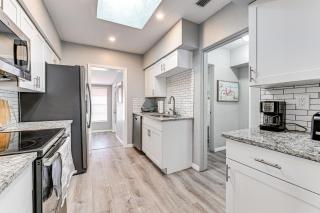 3 Mi to Venice Beach Pet-Friendly Home with Yard - 2