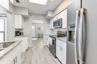 3 Mi to Venice Beach Pet-Friendly Home with Yard - 1
