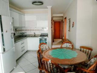 3 quartos a 280m da praia c roupa de cama - Sacada com Churrasqueira - climatizado - 10 min a pé da passarela do Ribeiro e acesso a Praia de Bombinhas - 5 min a pé de supermercados - Até 8 pessoas, ideal p famílias, grupos, crianças - Bombas - 5