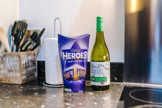NEW, 2BR Apartment, Pool table, Parking, PS4 - Manchester - 3