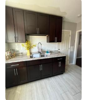 Cozy, Upstairs Apartment Pets Welcome with fee Family Friendly Close to Everything - Cleveland - 1