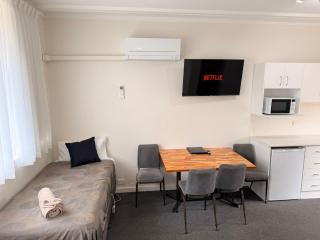 Golden Hills Motel - 4