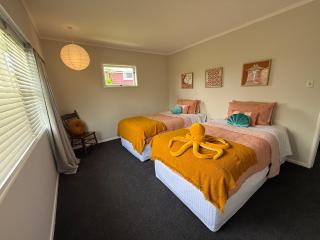 Retro Russell Retreat - Mins to Ferry, Beach, Eats - 7