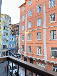 PeraHomes Wooden Flat with Small Balcony - Istanbul - 9