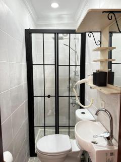 PeraHomes Wooden Flat with Small Balcony - Istanbul - 7