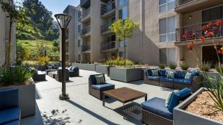 Style, Peace, Comfort in N Hollywood Next to Burbank Free Indoor Parking and Wifi - 1