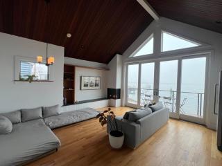 Waterfront Escape - Close to Airport & Downtown - 9